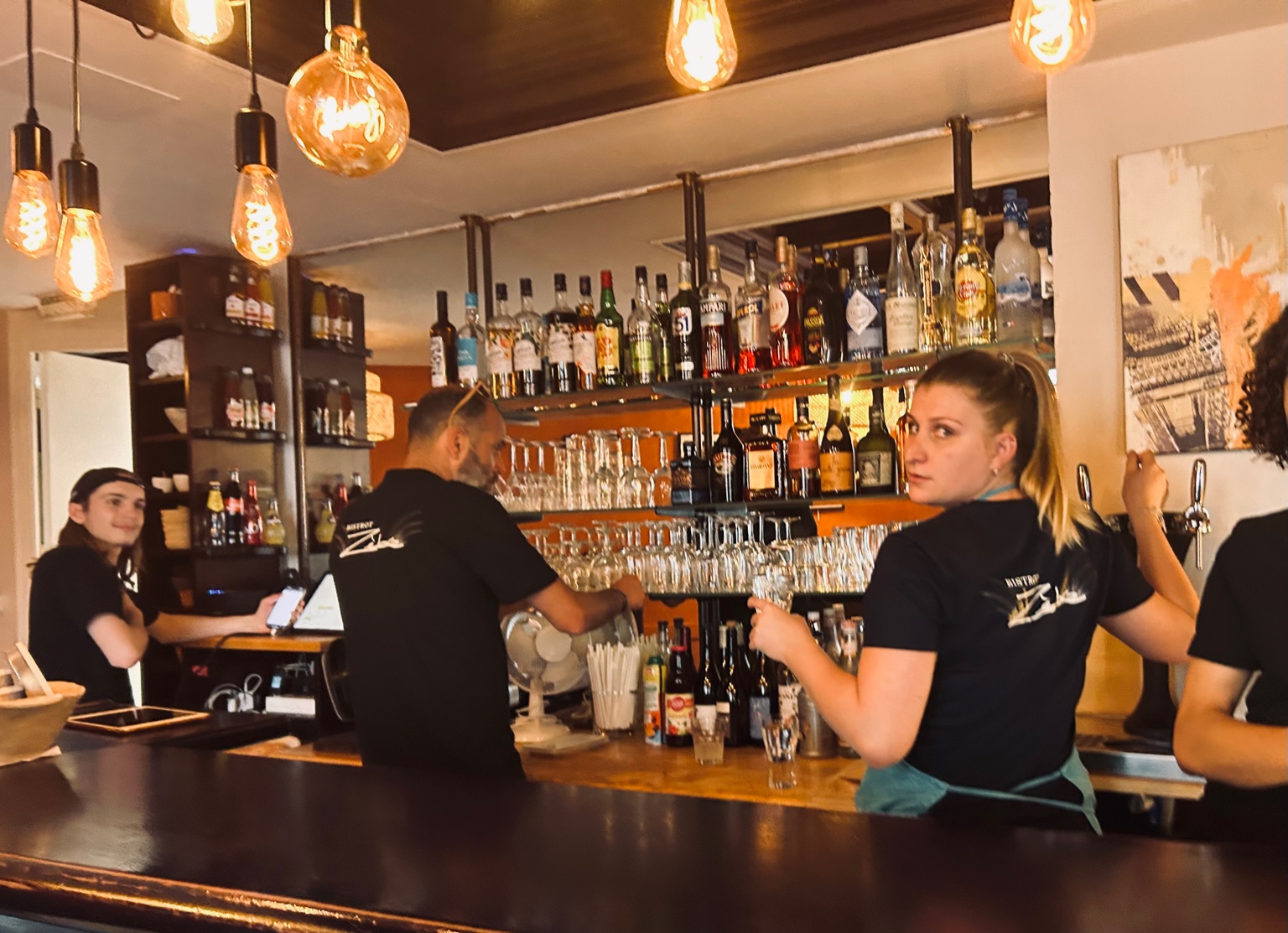 L'équipe du Bistrot Zèbre derrière le bar